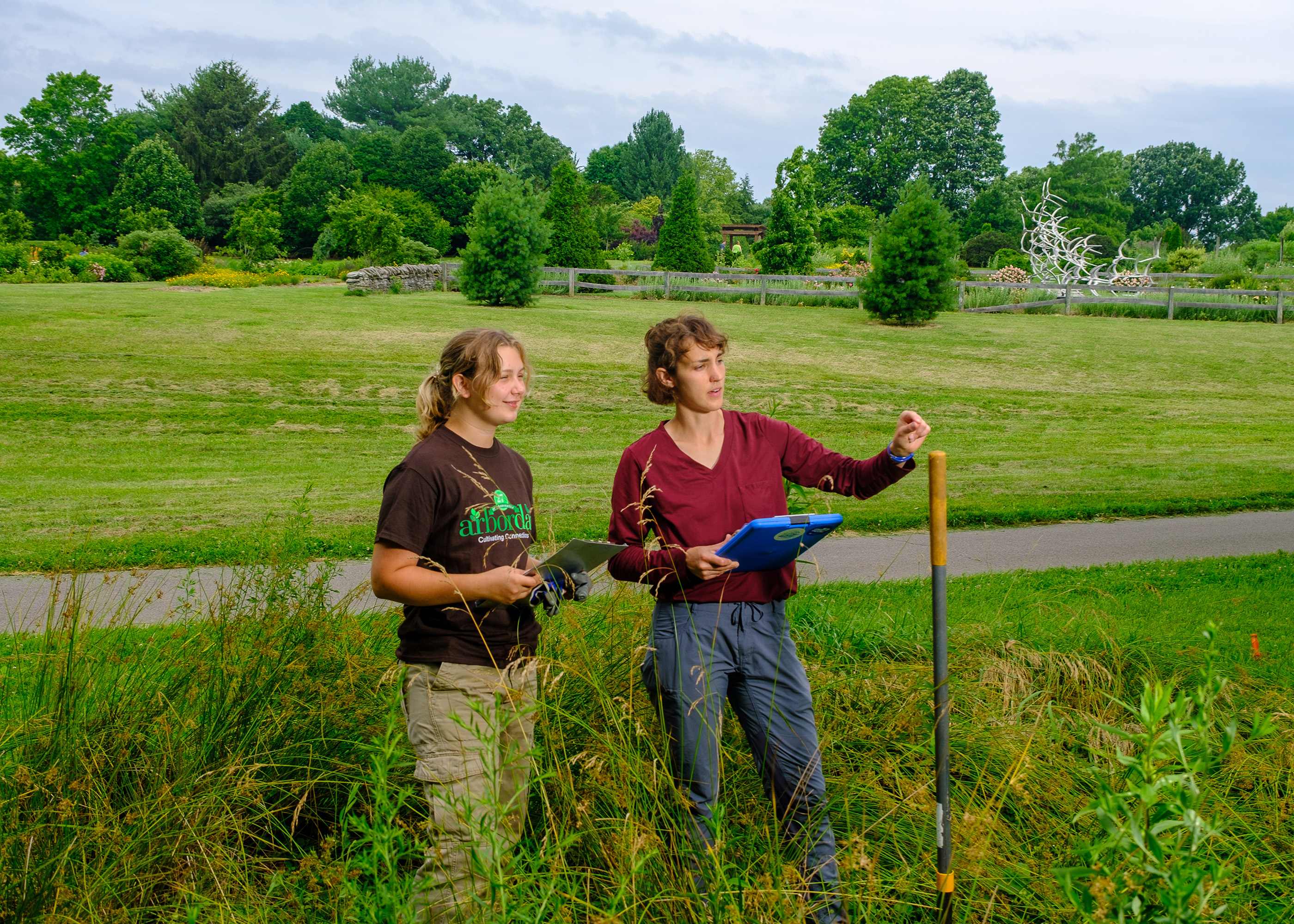 Student and her supervisor at the Arboretum.